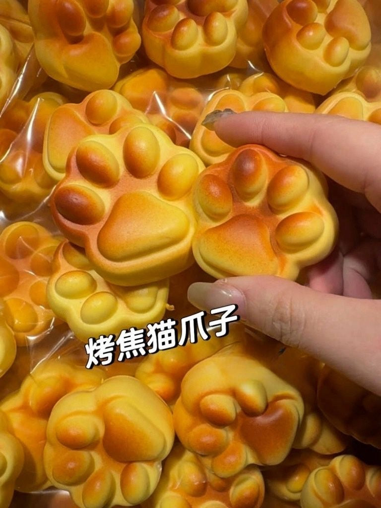 Caramel Kitty Paw Slow-Rising Squishy – Golden Cat-Paw Shape with Four Raised Toe Pads and a Heart-Like Center Pad