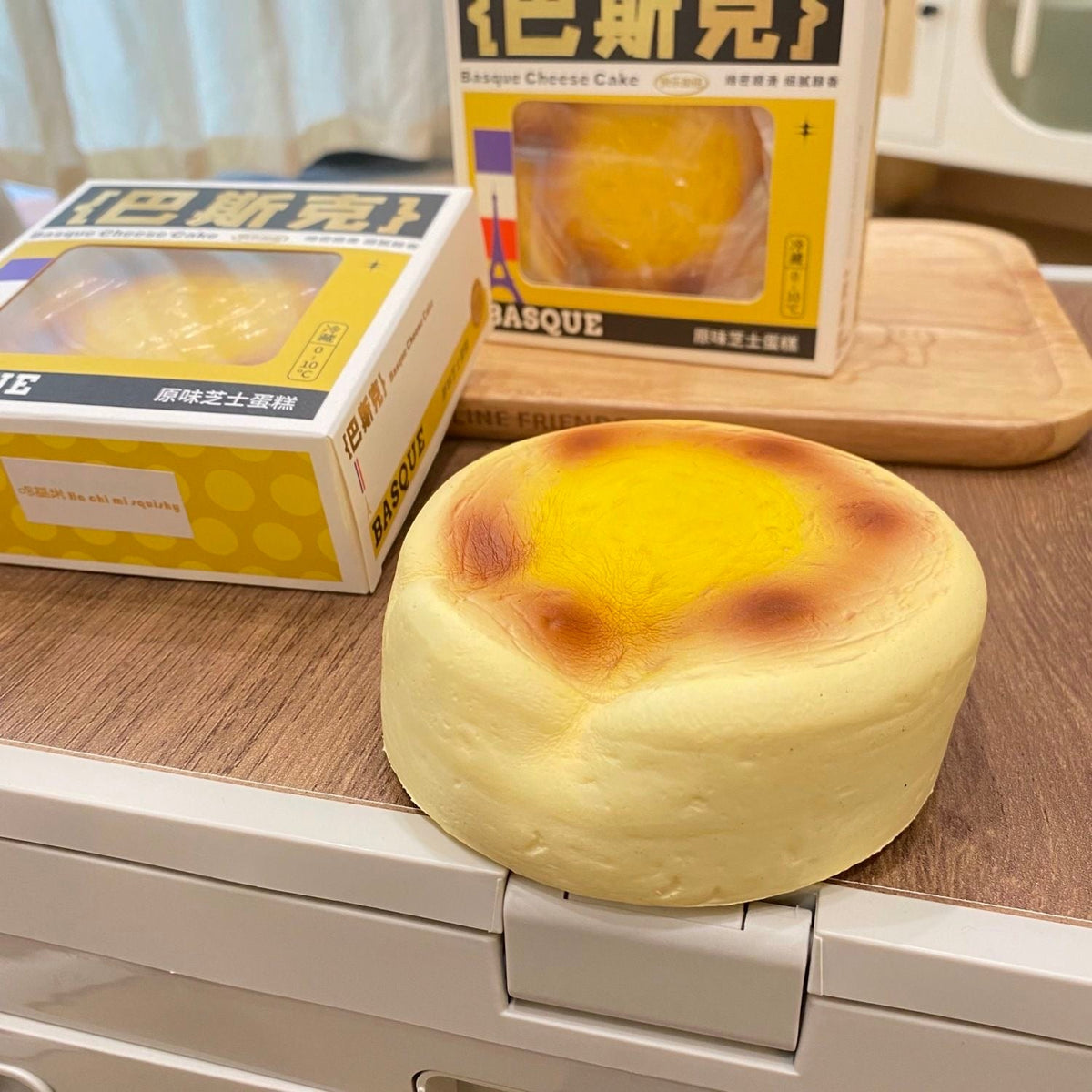 Basque Cheesecake Slow-Rising Squishy – Round Yellow Cake Shape with Browned Rim, Non-Sticky Bakery-Inspired Fidget Toy